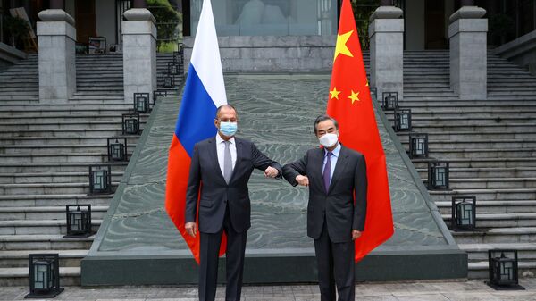 Rusijos užsienio reikalų ministras Sergejus Lavrovas ir Kinijos užsienio reikalų ministras Wang Yi - Sputnik Lietuva