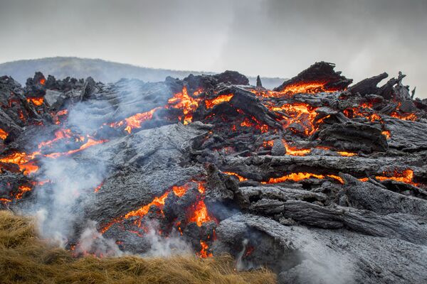 Išsiveržimo vietoje susidarė nuo 500 iki 700 metrų ilgio plyšys, iš kurio ištryško lava. - Sputnik Lietuva