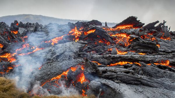 Лава от извержения вулкана на полуострове Рейкьянес на юго-западе Исландии  - Sputnik Lietuva