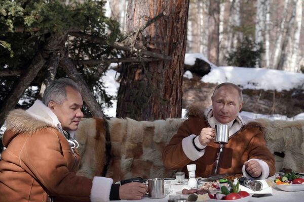 Rusijos prezidentas Vladimiras Putinas ir Rusijos gynybos ministras Sergejus Šoigu (kairėje) ilsisi taigoje. - Sputnik Lietuva