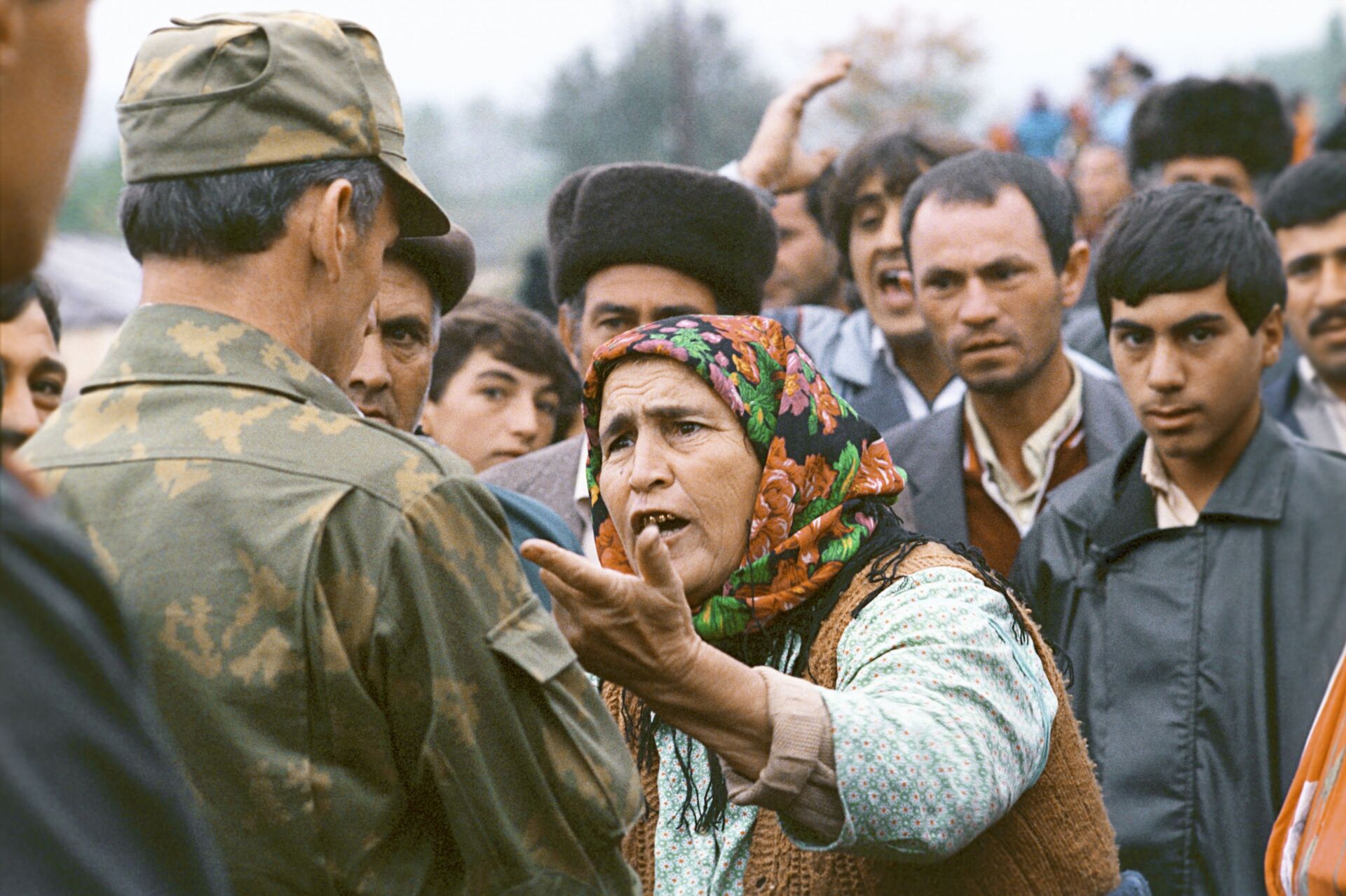 Пожилая жительница Нагорного Карабаха разговаривает с военнослужащим - Sputnik Lietuva, 1920, 12.05.2021