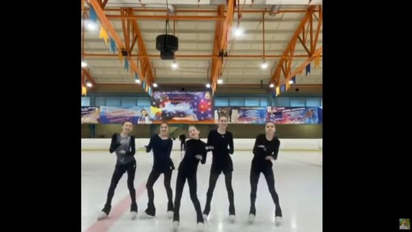 Косторная исполнила танец в поддержку сборной России на чемпионате мира - Sputnik Литва