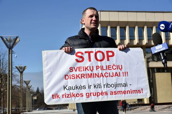 Vyras su plakatu mitinge prie Seimo pastato. - Sputnik Lietuva