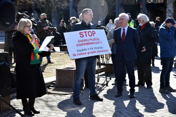 На фото: справа от мужчины с плакатом – депутат Сейма Дайнюс Кепянис. - Sputnik Литва