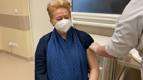 Экс-президент Литвы Даля Грибаускайте получила вторую дозу вакцины от COVID-19 - Sputnik Литва