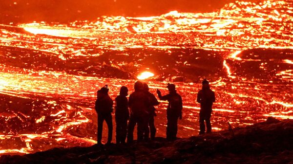 Извержение вулкана в долине Гелдингадалур на полуострове Рейкьянес в Исландии - Sputnik Литва