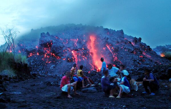 Kaimiečiai ir turistai susirinko labai arti stebėti Majono ugnikalnio lavos srautą Filipinuose. Pirmasis jo išsiveržimas buvo užfiksuotas 1616 metais, o pats pavojingiausias — 1814 metais, kai žuvo 1,2 tūkst. žmonių. Ugnikalnis yra populiarus tarp alpinistų. - Sputnik Lietuva