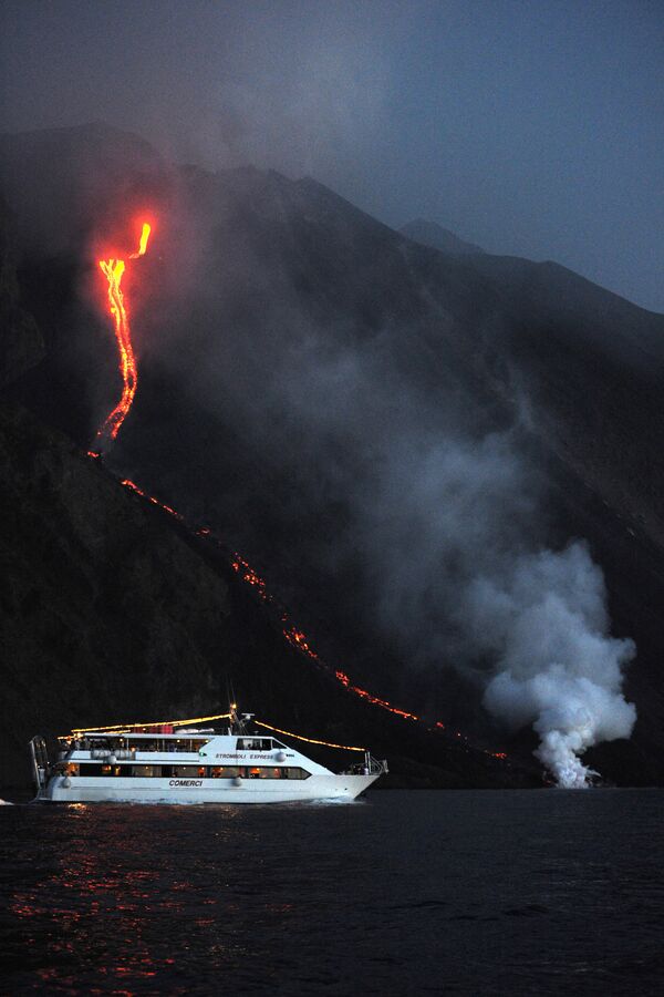 Strombolis, vienas iš aktyviausių ugnikalnių Europoje, yra septynių Eolijos salyno salų, esančių netoli Sicilijos, dalis. 2019 metais pabudęs ugnikalnis sukėlė saloje paniką tarp atostogaujančių turistų. Tačiau maždaug trys tūkstančiai turistų neišsigando ir liko daryti įspūdingų nuotraukų. - Sputnik Lietuva