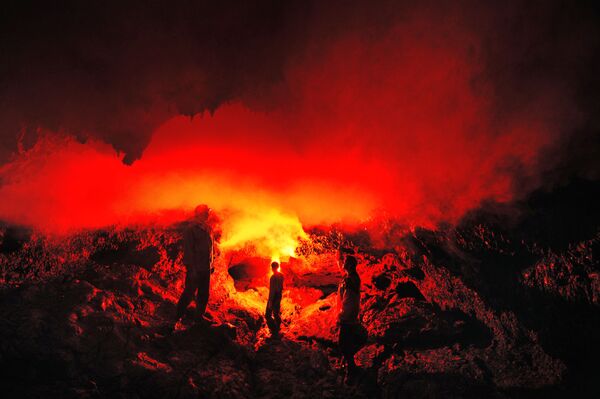 Turistai Zvezda kūgio lavos urve šalia Tolbačiko išsiveržimo Kamčiatkos teritorijoje. Tai labai populiari fotografavimosi vieta. - Sputnik Lietuva