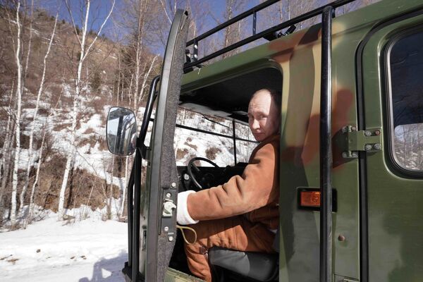 Rusijos prezidentas vairuoja visureigį taigoje. - Sputnik Lietuva