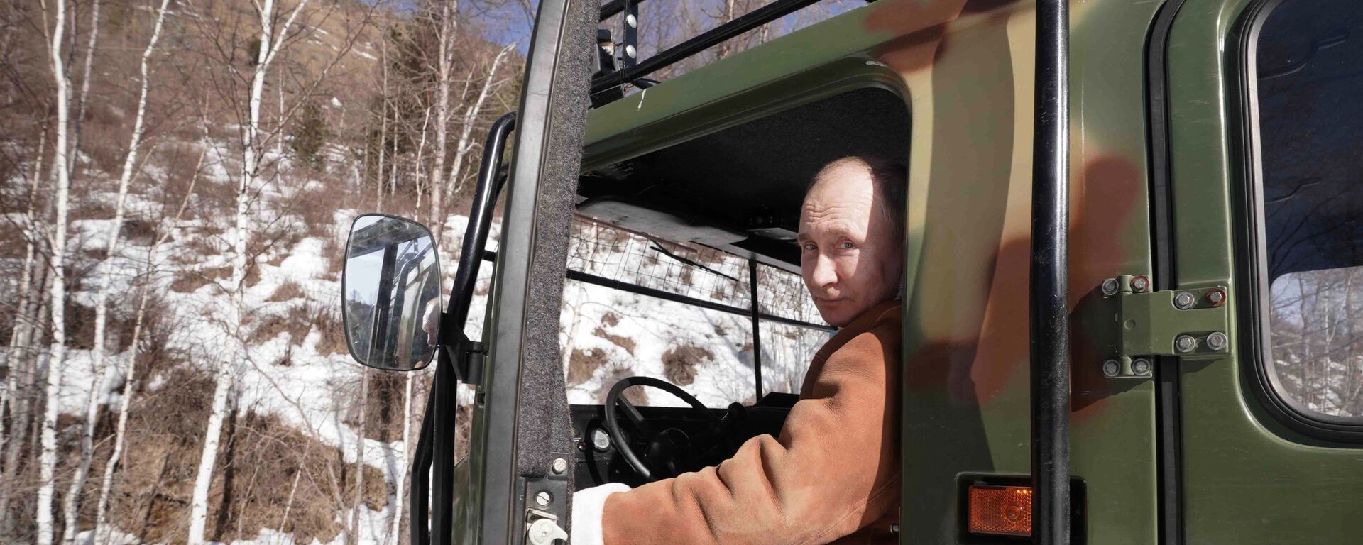 Rusijos prezidentas vairuoja visureigį taigoje.
 - Sputnik Lietuva, 1920, 27.03.2021