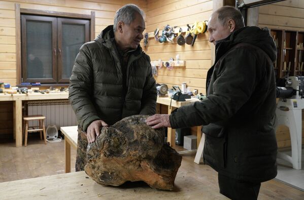 Vladimiras Putinas Šoigu dirbtuvėje Sibire. - Sputnik Lietuva