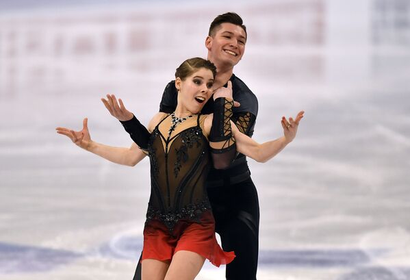 Nuotraukoje: Rusijos sportininkai Anastasija Mišina ir Aleksandras Galiamovas. Jie užėmė pirmąją vietą tarp porų, surinkę 227,59 balo. - Sputnik Lietuva