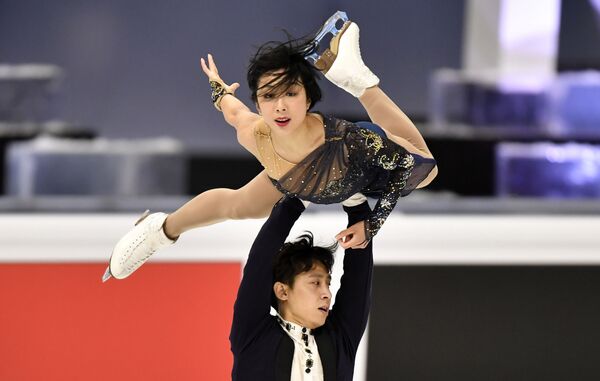Nuotrauka: Kinijos sportininkų pora Sui Wenjing ir Han Cong, jie užėmė antrąją vietą surinkę 225,71 tašką. - Sputnik Lietuva