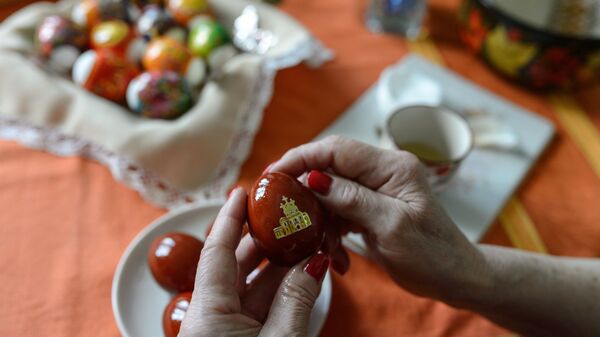 Женщина украшает пасхальные яйца - Sputnik Литва