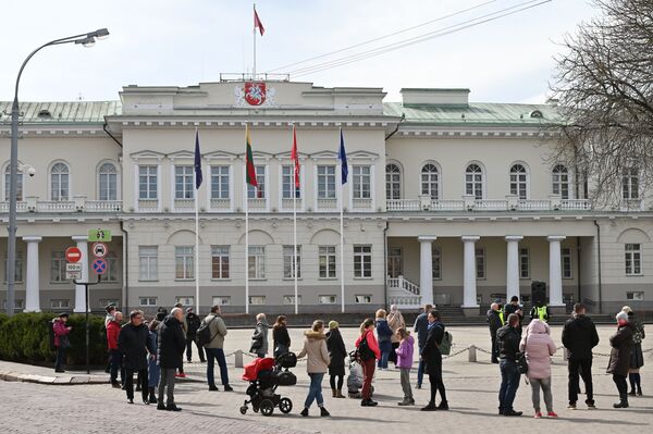 На фото: участники акции протеста собрались перед президентским дворцом в Вильнюсе. - Sputnik Литва