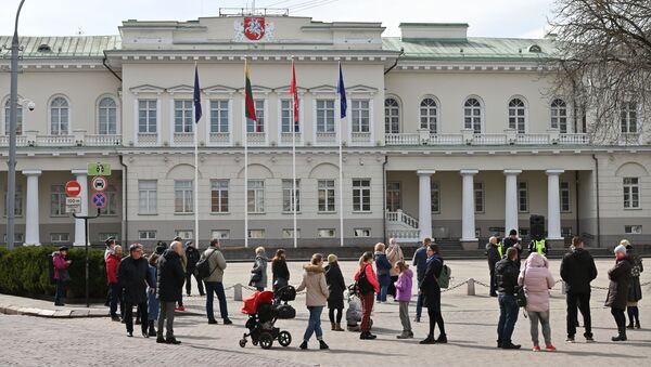Митинг перед президентским дворцом в Вильнюсе против обязательного тестирования на COVID-19  - Sputnik Lietuva