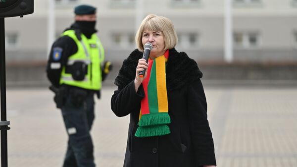 Митинг перед президентским дворцом в Вильнюсе против обязательного тестирования на COVID-19  - Sputnik Литва