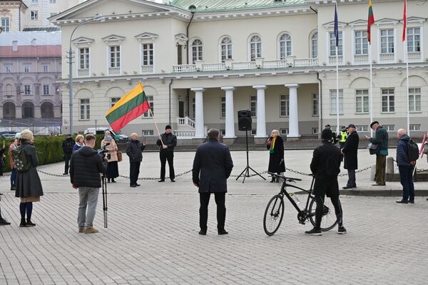 Nuotraukoje: Astra Astrauskaitė kalba per protesto akciją priešais Prezidento rūmus. - Sputnik Lietuva