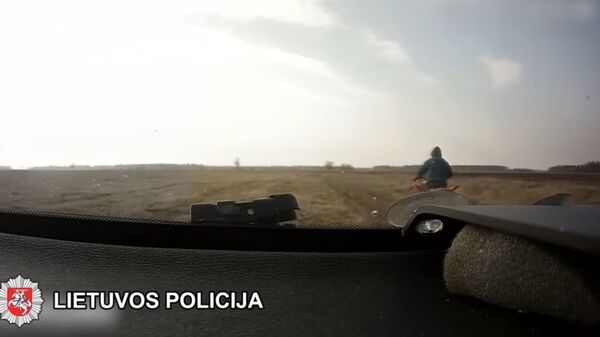 Полиция Литвы сняла видео погони за пьяным мужчиной на квадроцикле - Sputnik Литва