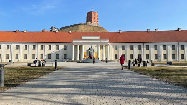 Памятник королю Миндаугасу у Национального музея Литвы - Sputnik Lietuva