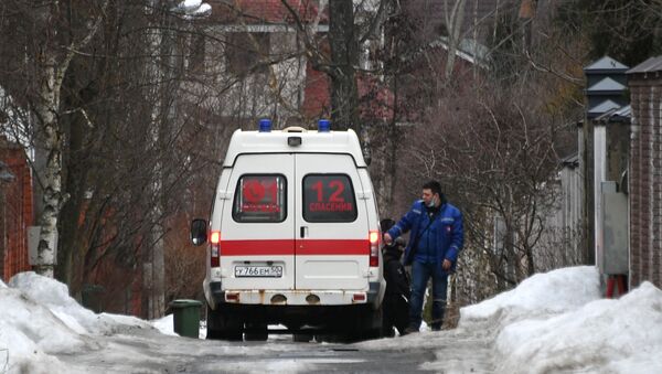 Сотрудник службы спасения на месте спецоперации у дома забаррикадировавшегося в Мытищах пенсионера - Sputnik Литва