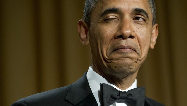 Президент США Барак Обама подмигивает, рассказывая анекдот о месте своего рождения во время ужина Ассоциации корреспондентов Белого дома в Вашингтонев, 2012 год  - Sputnik Литва