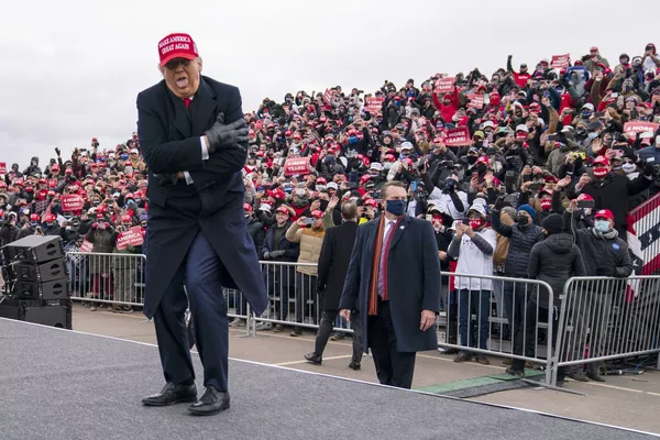 Nuotraukoje: buvęs JAV prezidentas Donaldas Trampas 2020 metų Mičigano mitinge. Tą dieną buvo labai šalta, o Trampas apsimetė, kad dreba nuo šalčio. Minia sušuko: Mes tave mylim, į ką politikas atsakė: Aš irgi jus myliu. Kitaip nestovėčiau čia per tokį šaltį. Nuotraukoje: buvęs JAV prezidentas Donaldas Trampas 2020 metų Mičigano mitinge. Tą dieną buvo labai šalta, o Trampas apsimetė, kad dreba nuo šalčio. Minia sušuko: Mes tave mylim, į ką politikas atsakė: Aš irgi jus myliu. Kitaip nestovėčiau čia per tokį šaltį. - Sputnik Lietuva