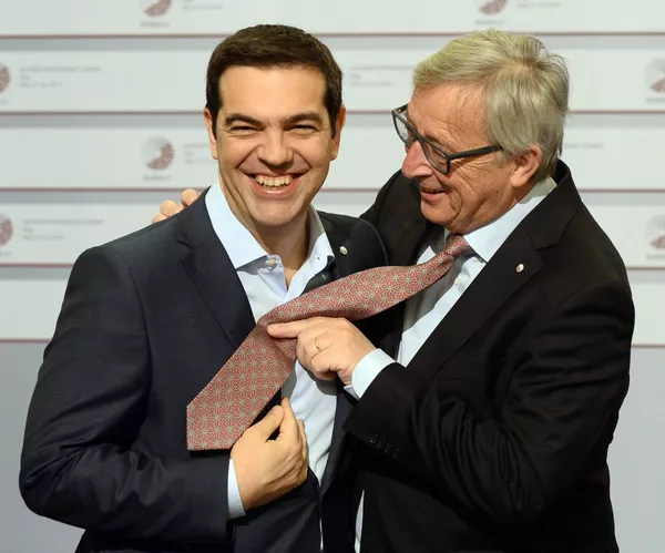 Tuometinis Europos Komisijos pirmininkas Žanas Klodas Junkeris 2015 metais Rygoje vykusiame ES Rytų partnerystės aukščiausiojo lygio susitikime bandė paskolinti tuometiniam Graikijos ministrui pirmininkui Aleksiui Ciprui kaklaraištį. Premjeras visada skundėsi, kad kaklaraiščiai atitraukia jį nuo politikos. Tuometinis Europos Komisijos pirmininkas Žanas Klodas Junkeris 2015 metais Rygoje vykusiame ES Rytų partnerystės aukščiausiojo lygio susitikime bandė paskolinti tuometiniam Graikijos ministrui pirmininkui Aleksiui Ciprui kaklaraištį. Premjeras visada skundėsi, kad kaklaraiščiai atitraukia jį nuo politikos. - Sputnik Lietuva