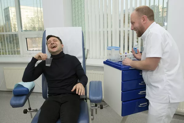 Ukrainos prezidentas Vladimiras Zelenskis per rinkimus atliko kraujo ir alkoholio tyrimą. Visą kraują išsiurbė, — dalijosi jis. Ukrainos prezidentas Vladimiras Zelenskis per rinkimus atliko kraujo ir alkoholio tyrimą. Visą kraują išsiurbė, — dalijosi jis. - Sputnik Lietuva