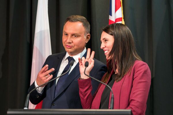 Lenkijos prezidentas Andžejus Duda ir Naujosios Zelandijos ministrė pirmininkė Hasinda Ardern pasidalino pokštu dėl parašų skaičiaus ceremonijoje Oklande. - Sputnik Lietuva