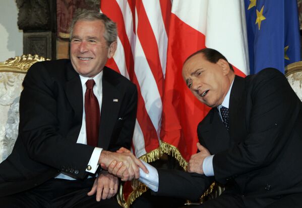 Buvęs JAV prezidentas Džordžas Bušas ir buvęs Italijos ministras pirmininkas Silvijus Berluskonis spaudžia vienas kitam ranką per susitikimą Romoje 2008 metais. - Sputnik Lietuva