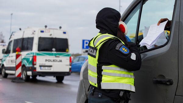 Policija tikrina automobilius kontrolės punktuose - Sputnik Lietuva