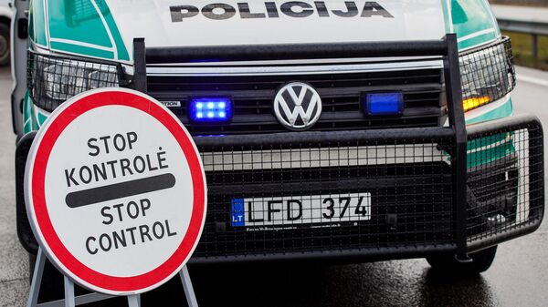 Полиция Литвы проверяет автомобили на блокпостах во время карантина - Sputnik Литва