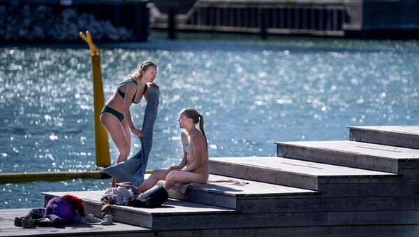 Девушки наслаждаются теплой погодой в Копенгагене - Sputnik Литва