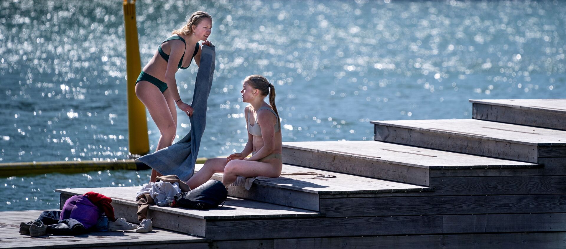 Девушки наслаждаются теплой погодой в Копенгагене - Sputnik Литва, 1920, 02.04.2021