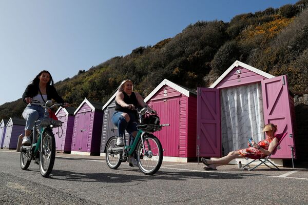 Nuotraukoje: žmonės važinėja dviračiais Bornmuto paplūdimyje, Didžiojoje Britanijoje. - Sputnik Lietuva