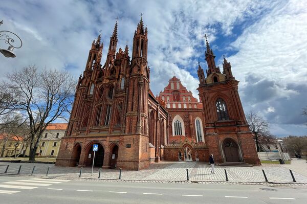 На фото: костел святой Анны в Вильнюсе перед Пасхой - 2021. - Sputnik Литва