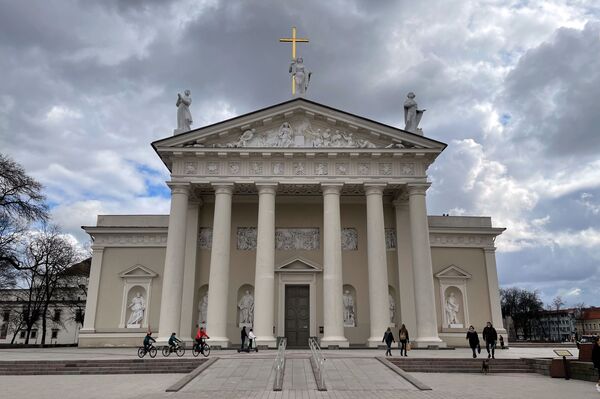На фото: центральный католический храм Литвы Кафедральный собор в Вильнюсе перед Пасхой - 2021. - Sputnik Литва