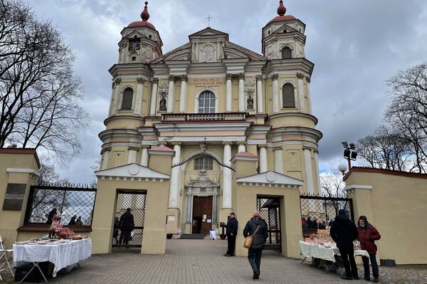 На фото: храм святых Петра и Павла в Вильнюсе перед Пасхой - 2021. - Sputnik Литва