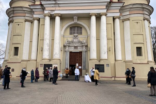 На фото: обряд освящения на Пасху в храме святых Петра и Павла в Вильнюсе. - Sputnik Литва