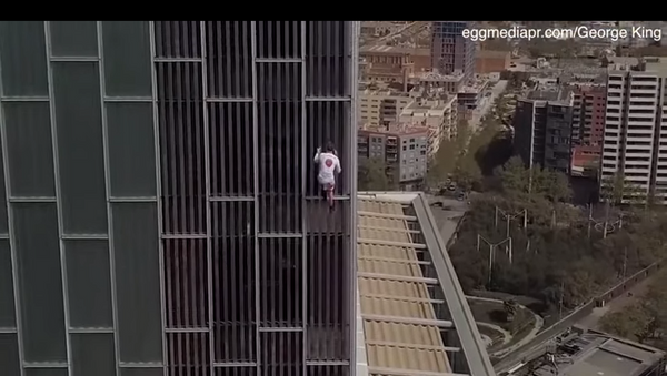 Alpinistas užkariavo vieną aukščiausių pastatų Barselonoje - Sputnik Lietuva