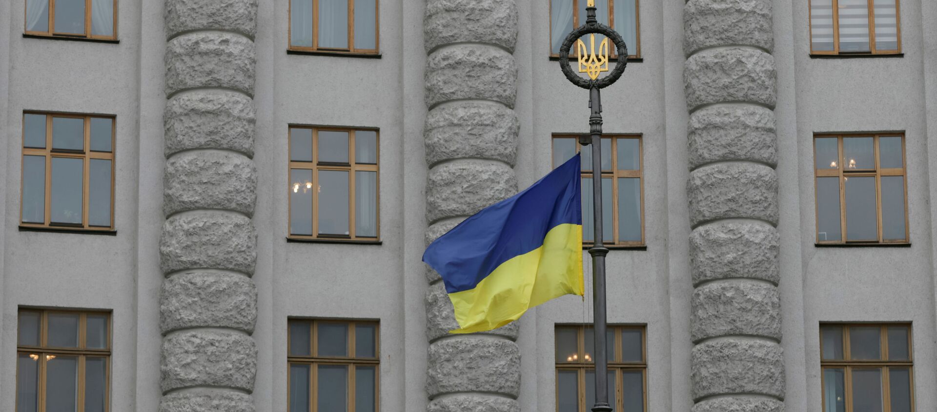 Украинский флаг перед зданием правительства Украины в Киеве - Sputnik Литва, 1920, 05.04.2021