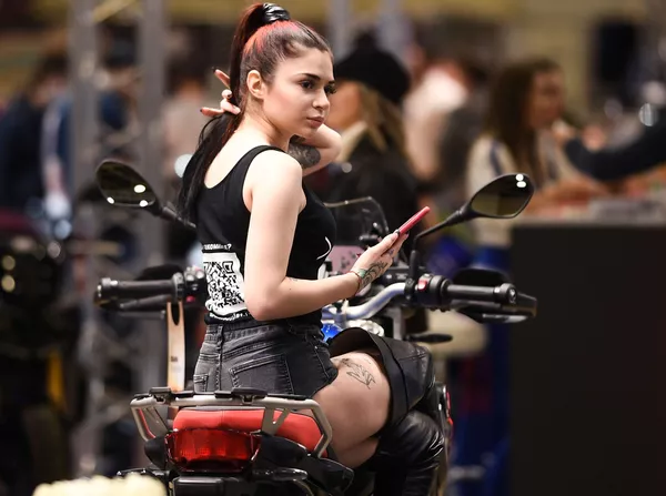 Модель на выставке гоночной индустрии MotorsportExpo 2021 в выставочном комплексе Экспоцентр в Москве