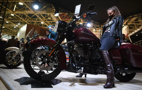 Модель на выставке гоночной индустрии MotorsportExpo 2021 в выставочном комплексе Экспоцентр в Москве