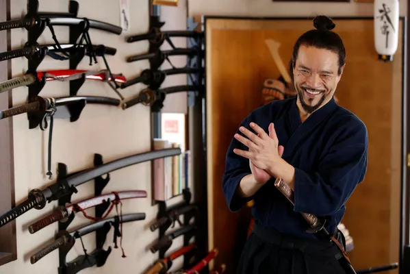 Minamoto garsėja bugaku arba kario šokio — unikalaus scenos meno — išradimu, kuriame samurajų kardo valdymo įgūdžiai derinami su klasikinės japonų dramos dainomis ir šokiais. Minamoto garsėja bugaku arba kario šokio — unikalaus scenos meno — išradimu, kuriame samurajų kardo valdymo įgūdžiai derinami su klasikinės japonų dramos dainomis ir šokiais. - Sputnik Lietuva