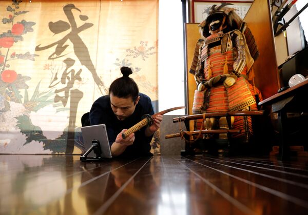 Samurajus tikisi, kad lankytojai per 2021 metų Tokijaus olimpiadą prisijungs prie jo kovos menų mokyklos. - Sputnik Lietuva