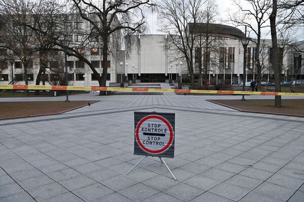 Nuotraukoje: protesto dalyviai pastatė simbolinį kordoną prie vyriausybės pastato. - Sputnik Lietuva