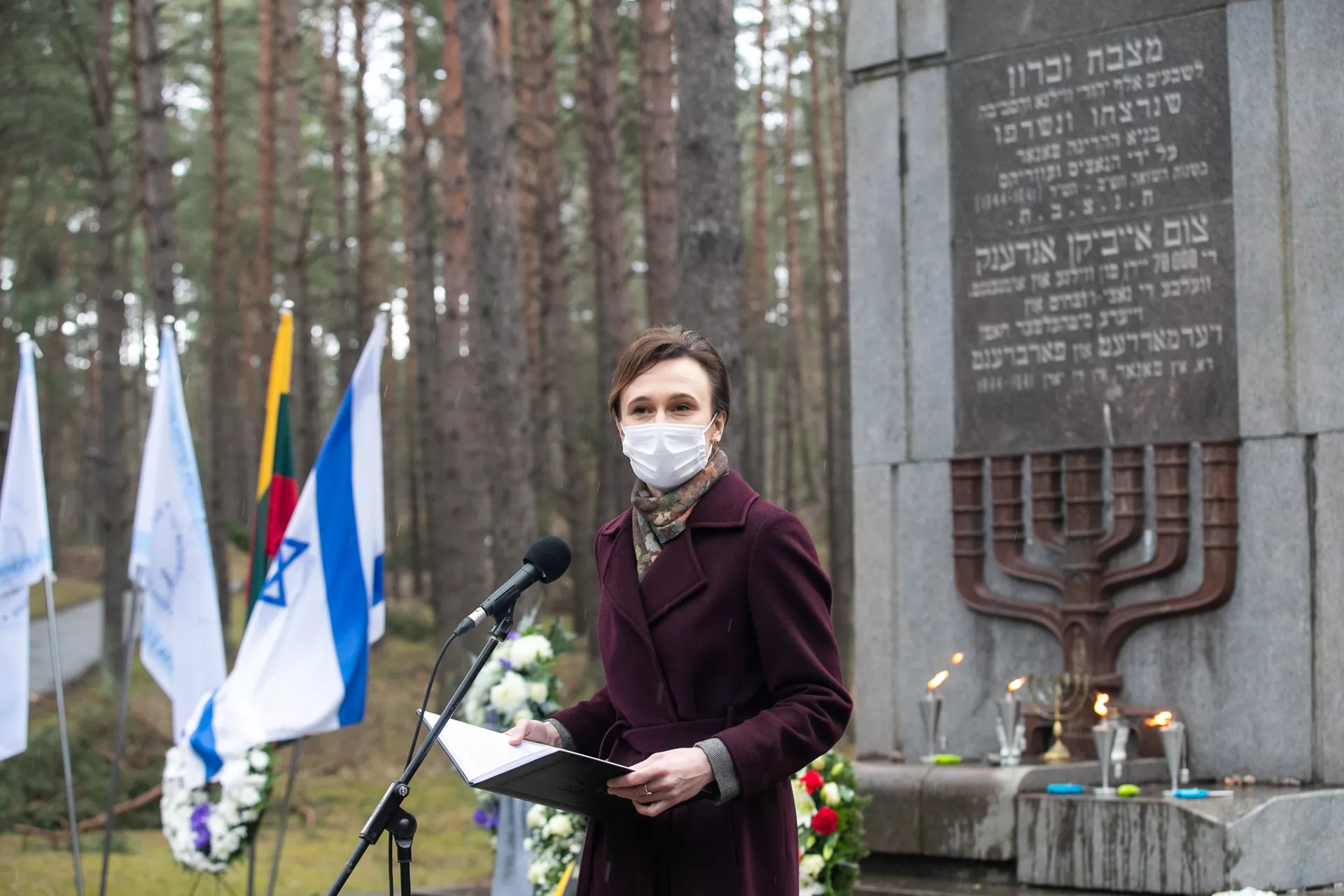 Спикер Сейма Литвы Виктория Чмилите-Нильсен на Панеряйском кладбище в День памяти катастрофы и героизма Спикер Сейма Литвы Виктория Чмилите-Нильсен на Панеряйском кладбище в День памяти катастрофы и героизма - Sputnik Lietuva, 1920, 12.05.2021