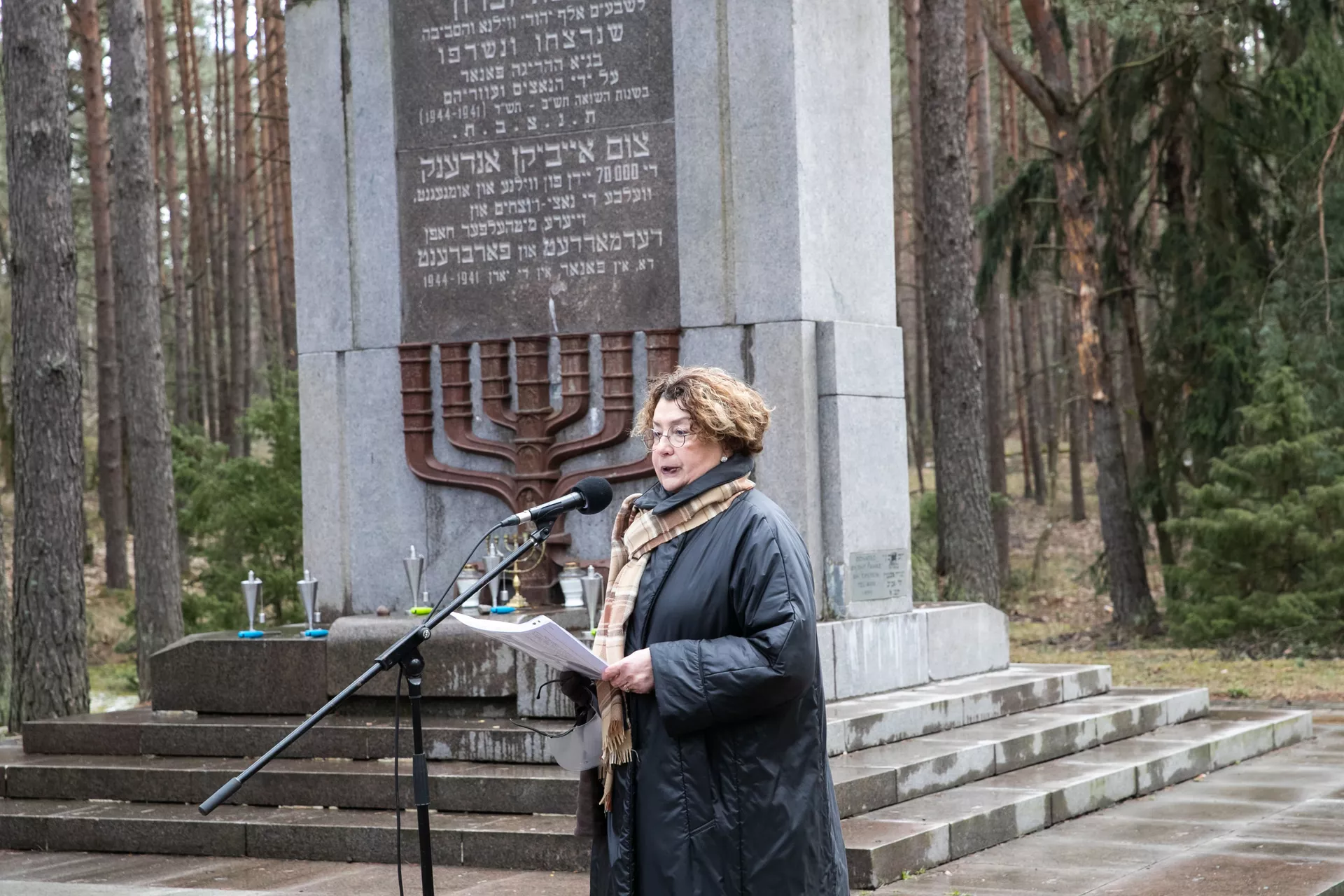 Глава Еврейской общины Литвы (ЕОЛ) Фаина Куклянскина на Панеряйском кладбище в День памяти катастрофы и героизма Глава Еврейской общины Литвы (ЕОЛ) Фаина Куклянскина на Панеряйском кладбище в День памяти катастрофы и героизма - Sputnik Lietuva, 1920, 12.05.2021